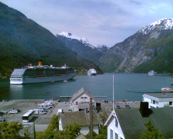 Cesta04_Geiranger_ships